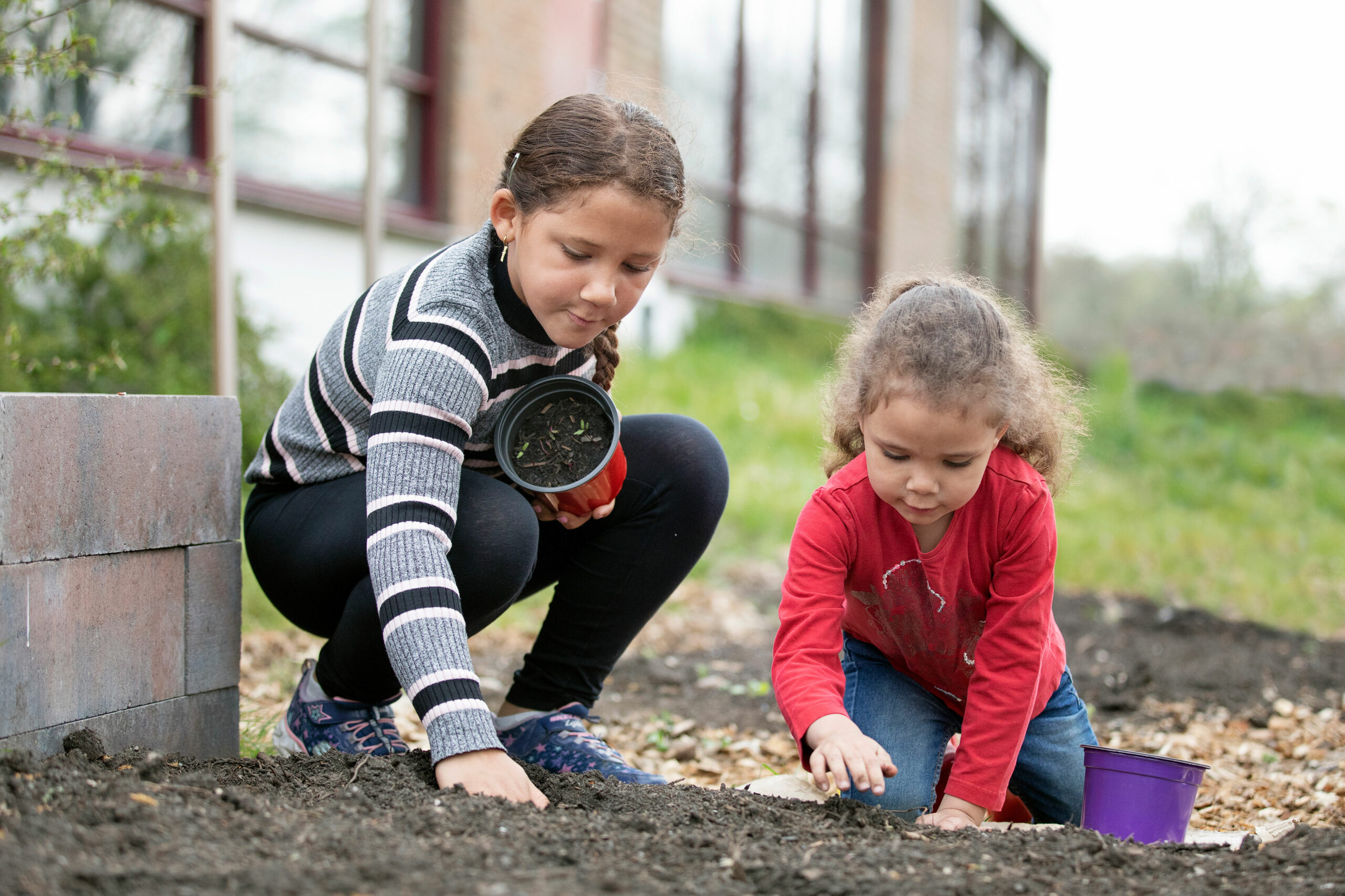 twee spelende kinderen in moestuin