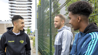 foto van een jongerwerker met twee jongens in Hatert