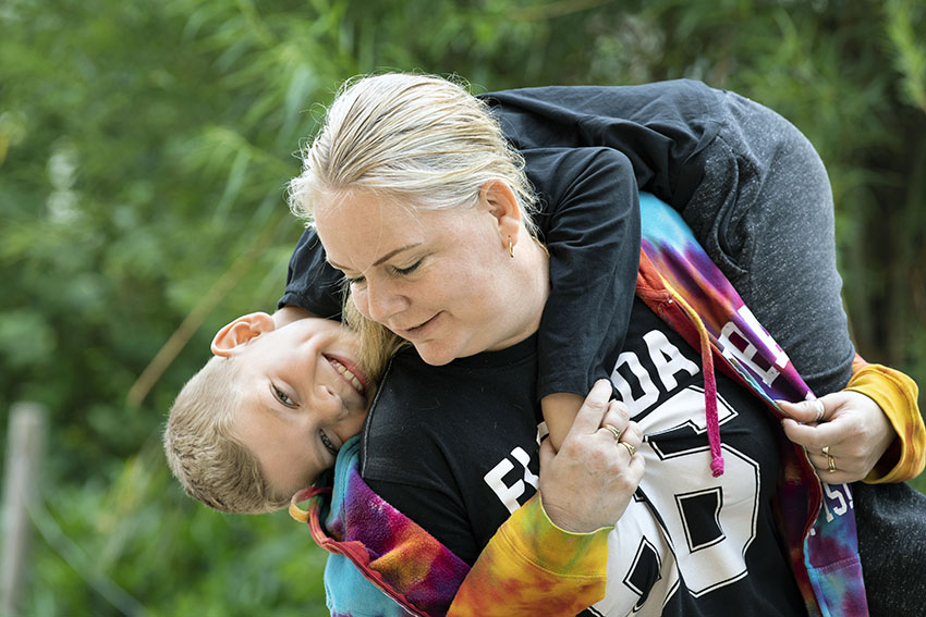 foto van Josette met haar zoon Damian op haar schouders