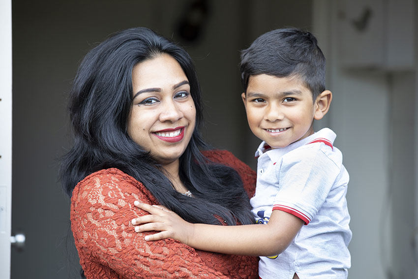 foto van een vrouw met haar zoontje op haar arm