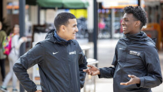 twee jongens die op straat praten