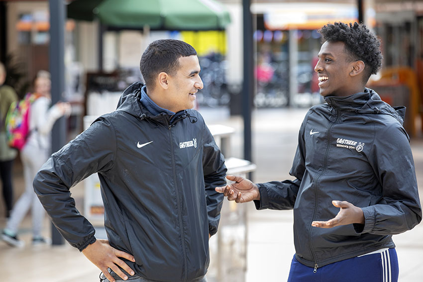 twee jongens die op straat praten