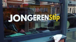 Foto: het raam van de Jongerenstip