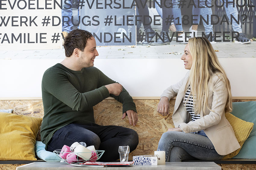 foto van twee jongeren op de bank bij de jongerenStip