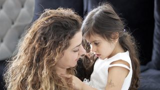 foto van Nada met haar dochter Manuela op de arm