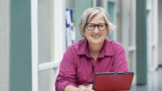 foto van Marieke met een tablet