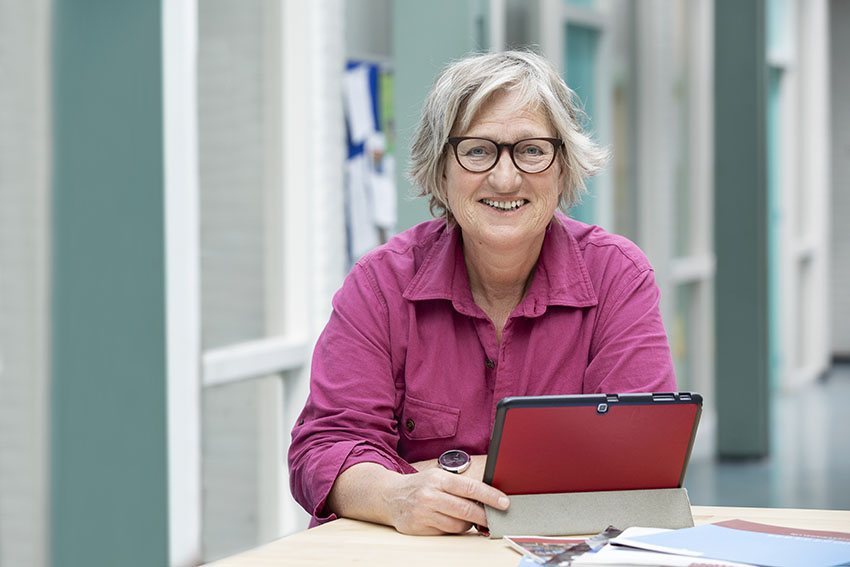 foto van Marieke met een tablet