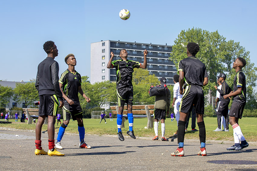 foto van jongens aan het voetballen bij een flat