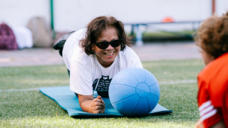 Een oudere vrouw is aan het sporten