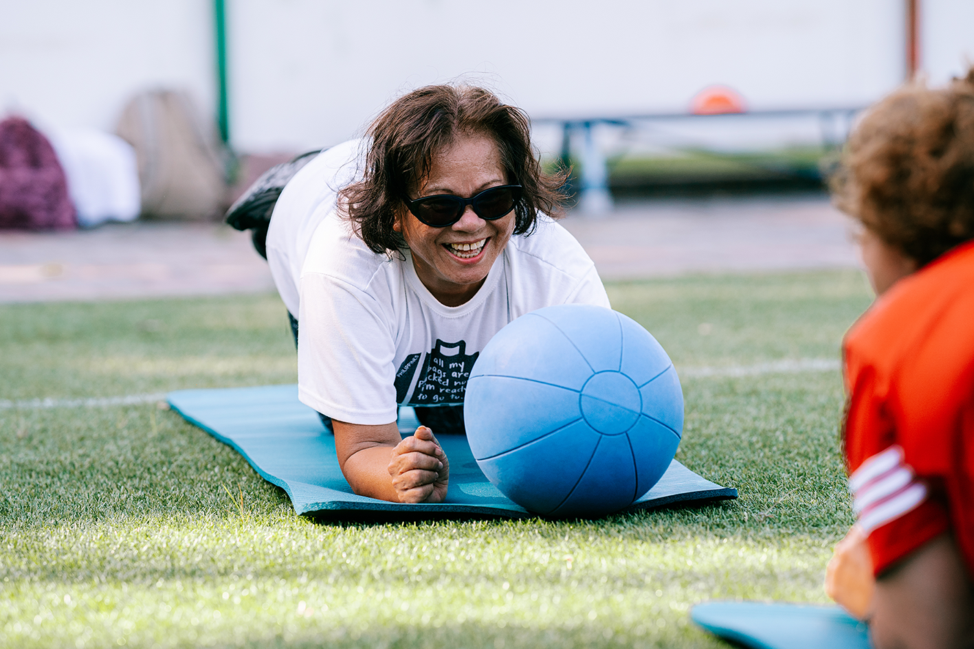 Een oudere vrouw is aan het sporten