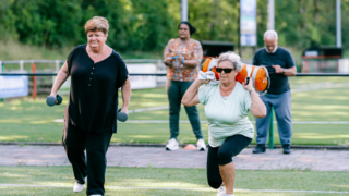 ouderen die samen buiten sporten