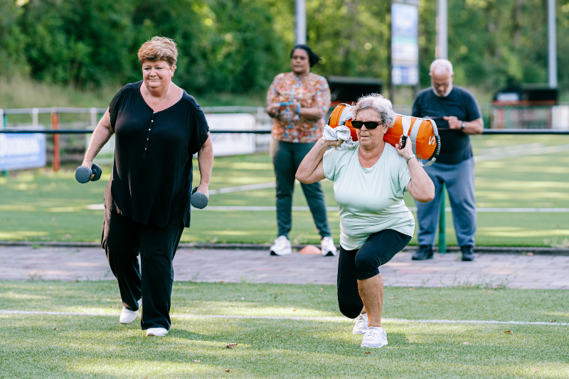ouderen die samen buiten sporten