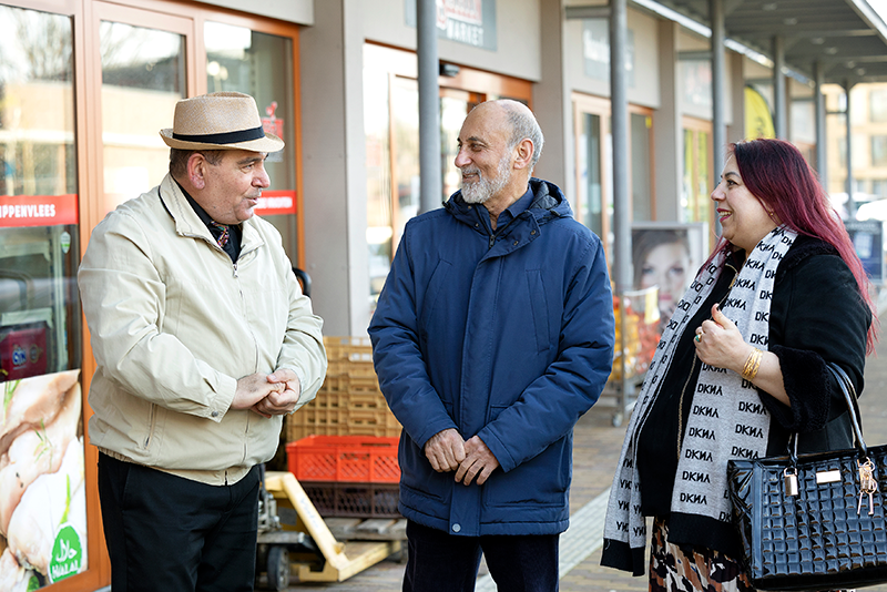 mensen die met elkaar praten bij een winkel