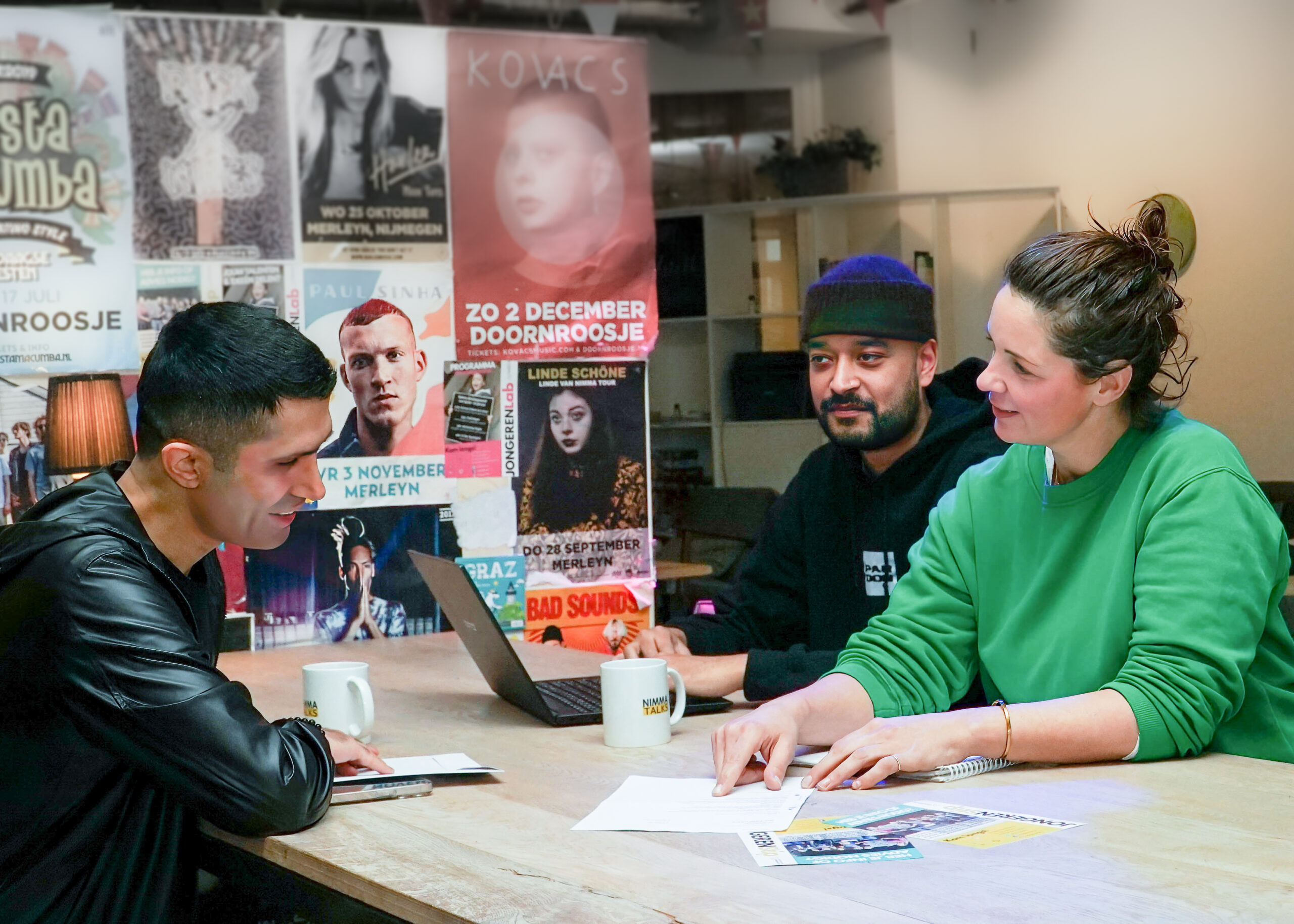 Jongeren zitten met stipmedewerkers aan tafel