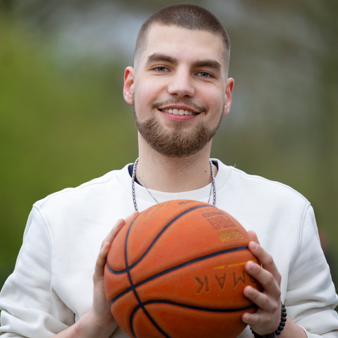 foto van een jonge man met een basketbal