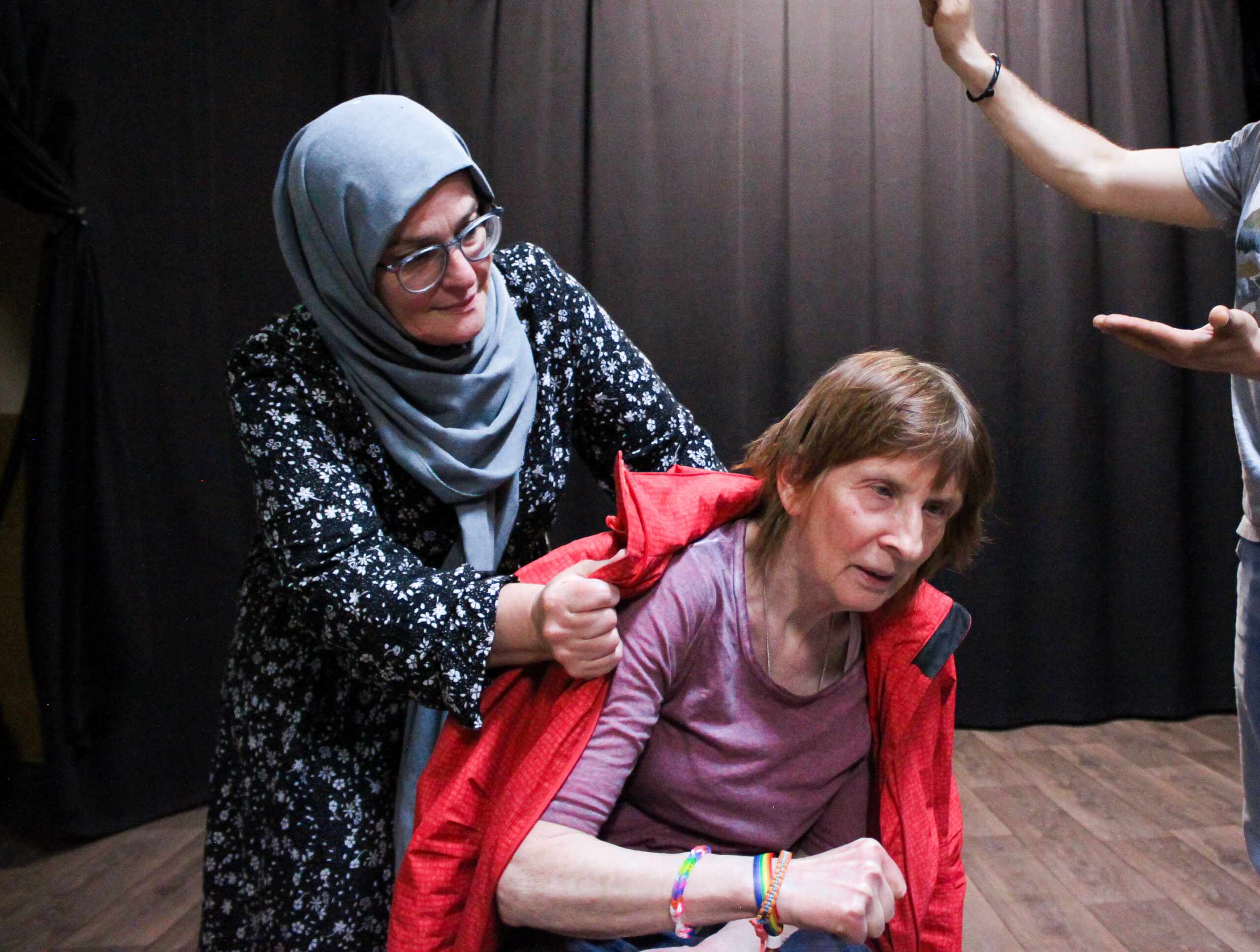 Twee vrouwen die een scene uit het gewone leven naspelen