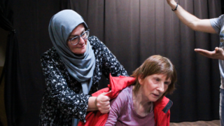 theatergroep speelt een scene met twee vrouwen