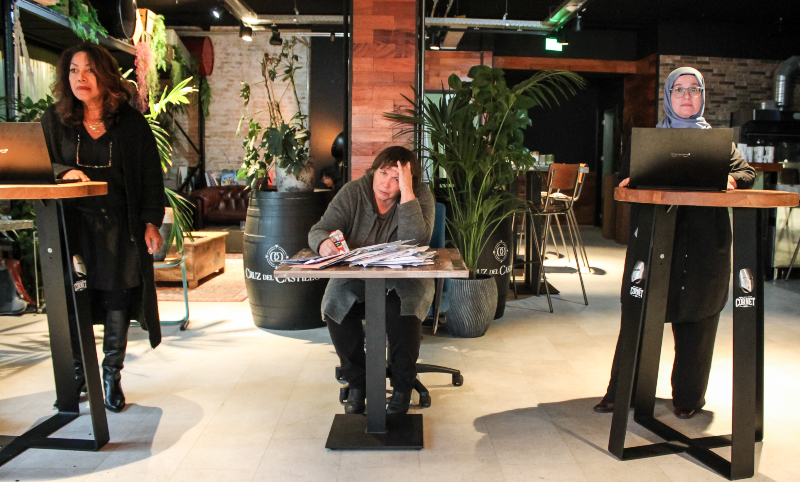 theatergroep speelt een scene met een bureau