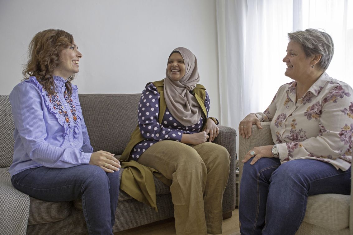 interculturele consulenten in gesprek op de bank