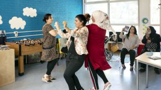 Foto van drie dansende vrouwen