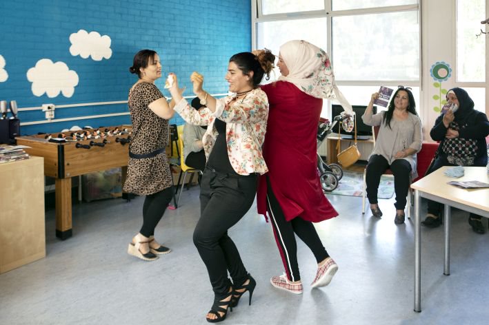 Foto van drie dansende vrouwen