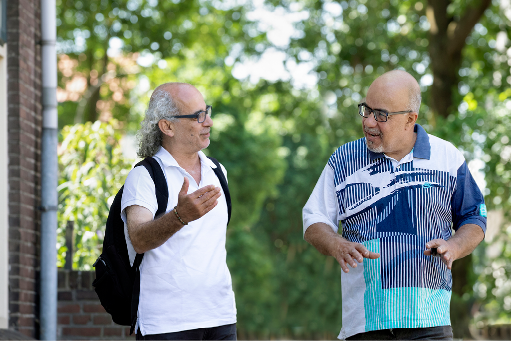 foto van twee mannnen die al lopend praten