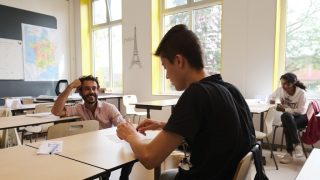 Foto van een docent en leerling van het Pontem College bij de zomertour