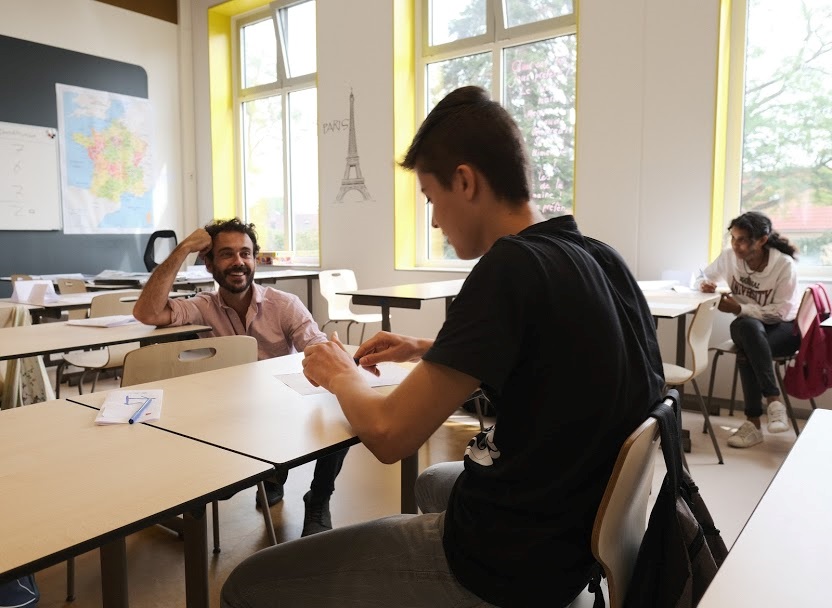 Foto van een docent en leerling van het Pontem College bij de zomertour