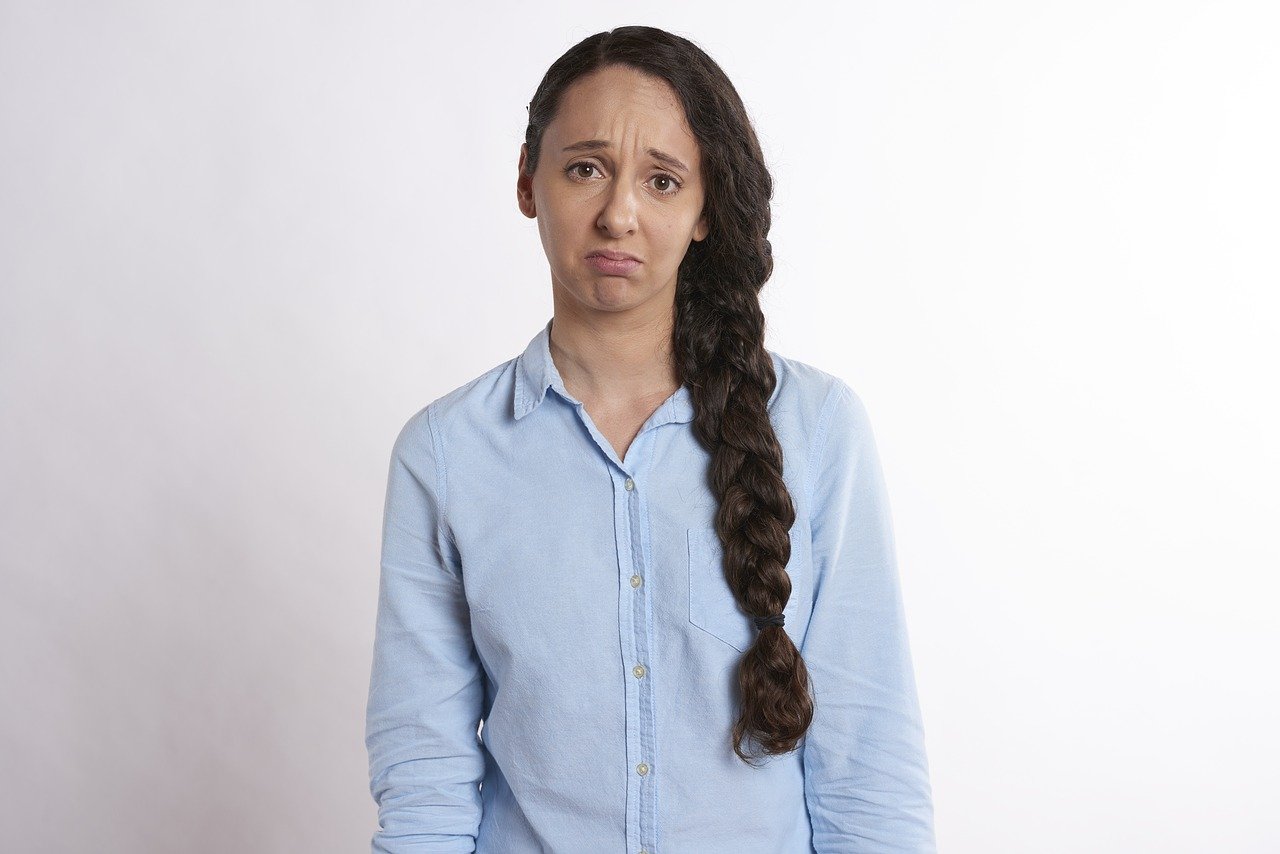 foto van een vrouw die ontevreden kijkt