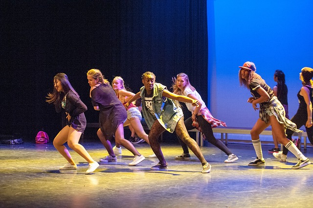 foto van een groep meiden die aan het streetdancen is