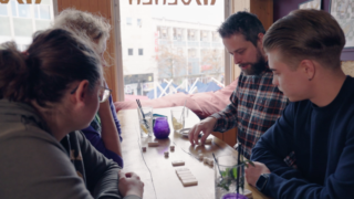 mensen die in de kroeg een spelletje spelen