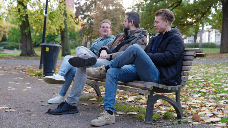 mensen die op een bankje zitten in het park