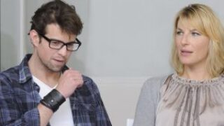 foto van twe emensen die naast elkaar zitten