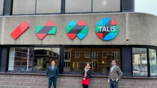 foto van de drie bestuurdes voor het kantoor van Talis