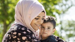 foto van een vrouw met klein kind
