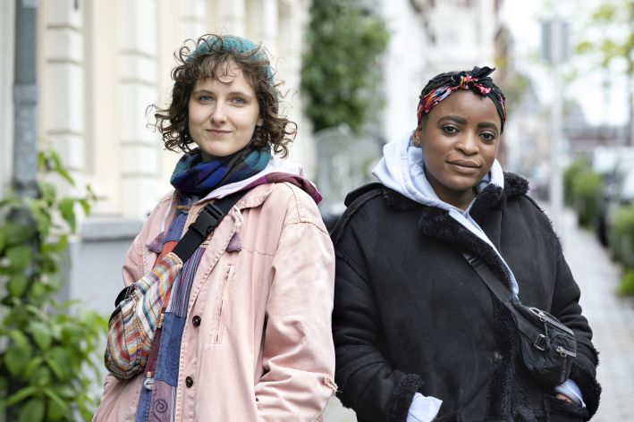 foto van twee jonge vrouwen