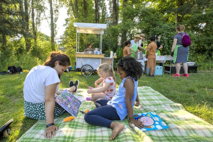 foto van mensen bij de mobiele keuken in het park