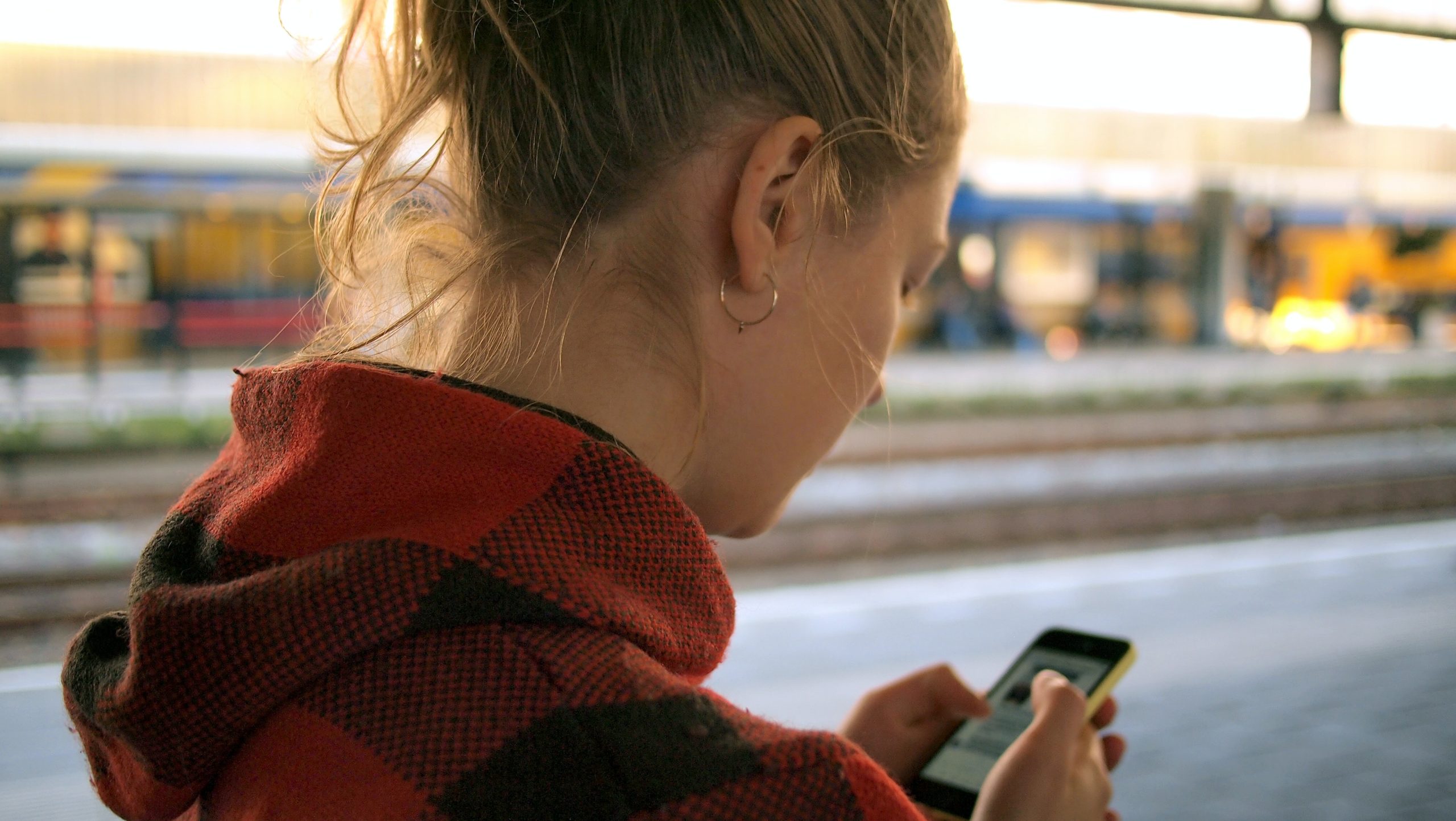 foto van iemand die op een mobiele telefoon kijkt