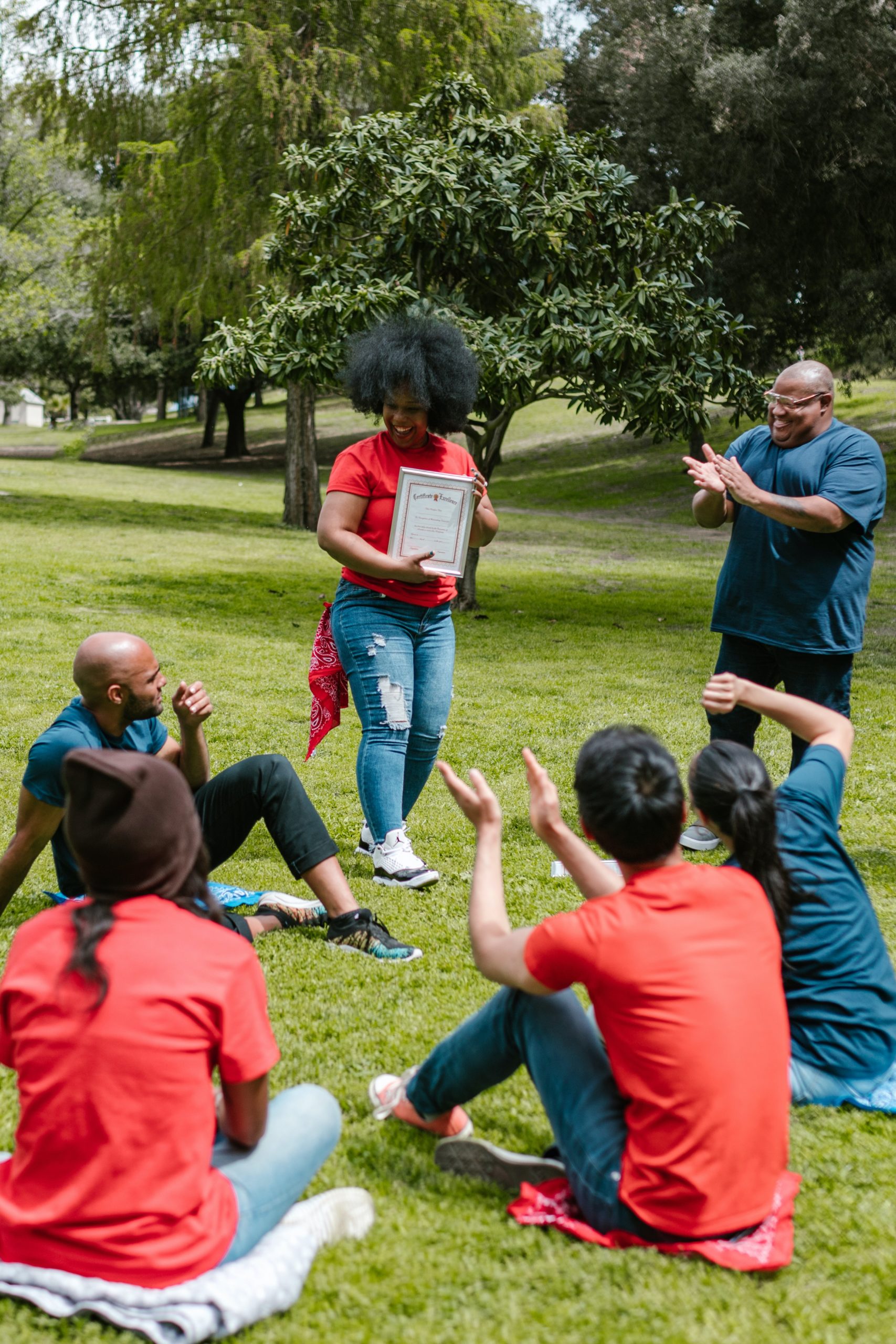 foto van mensen die een workshop geven in het park