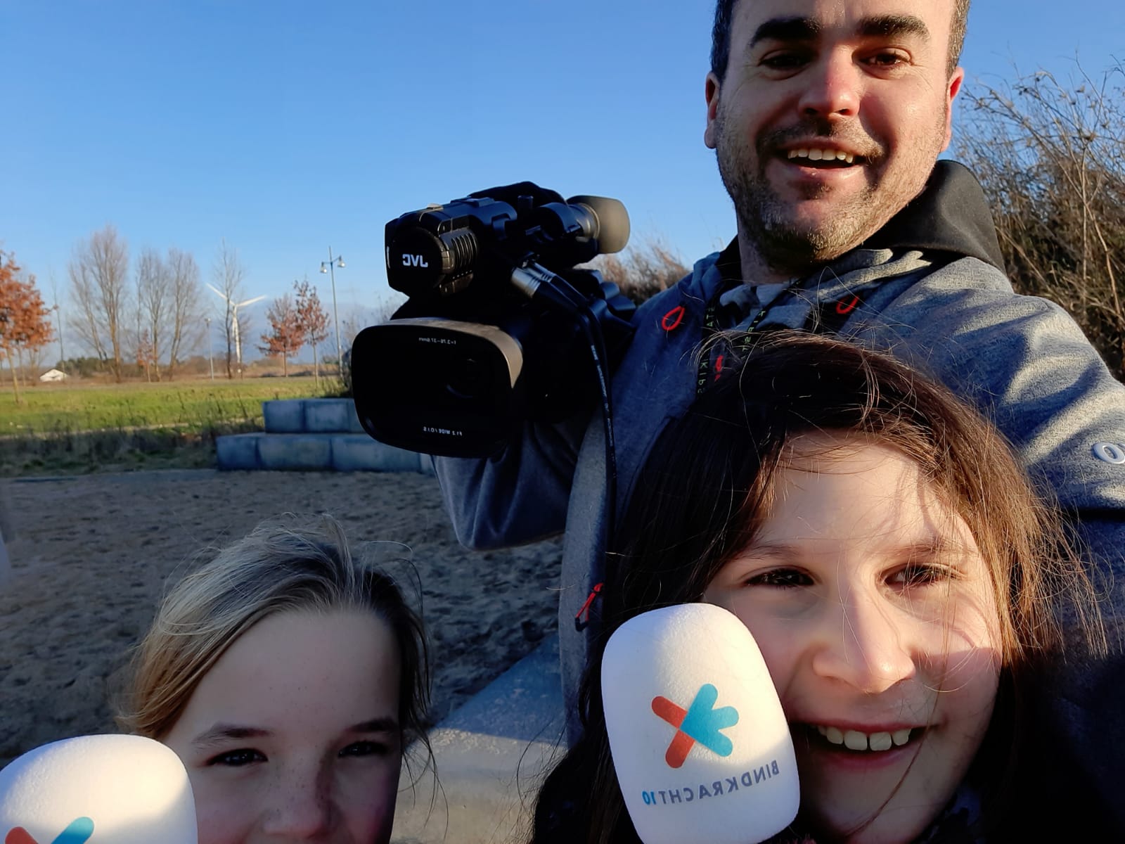 foto van kinderwerker menno met twee kinderen die opnames maken