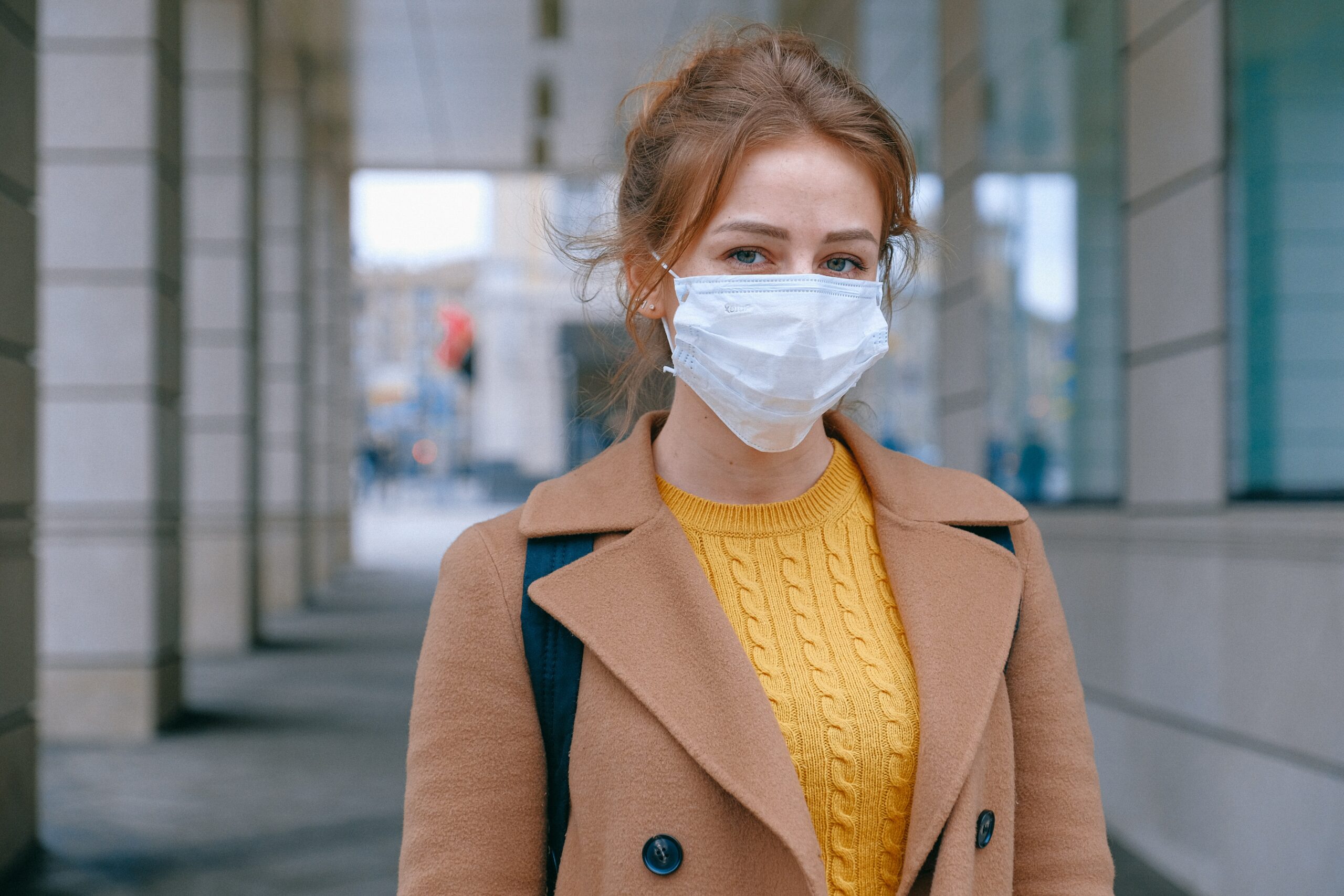 foto van vrouw op straat met corona masker op