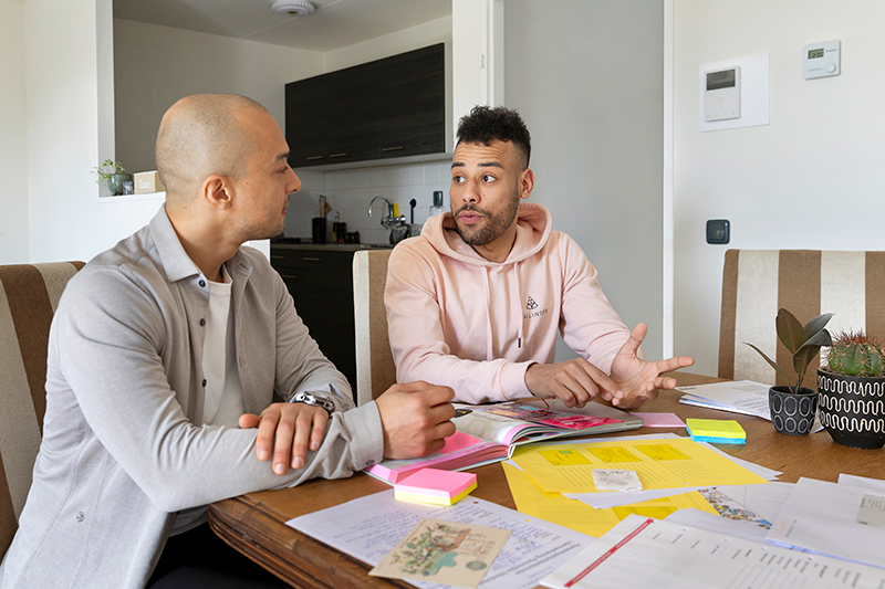 twee mannen achter een tafel