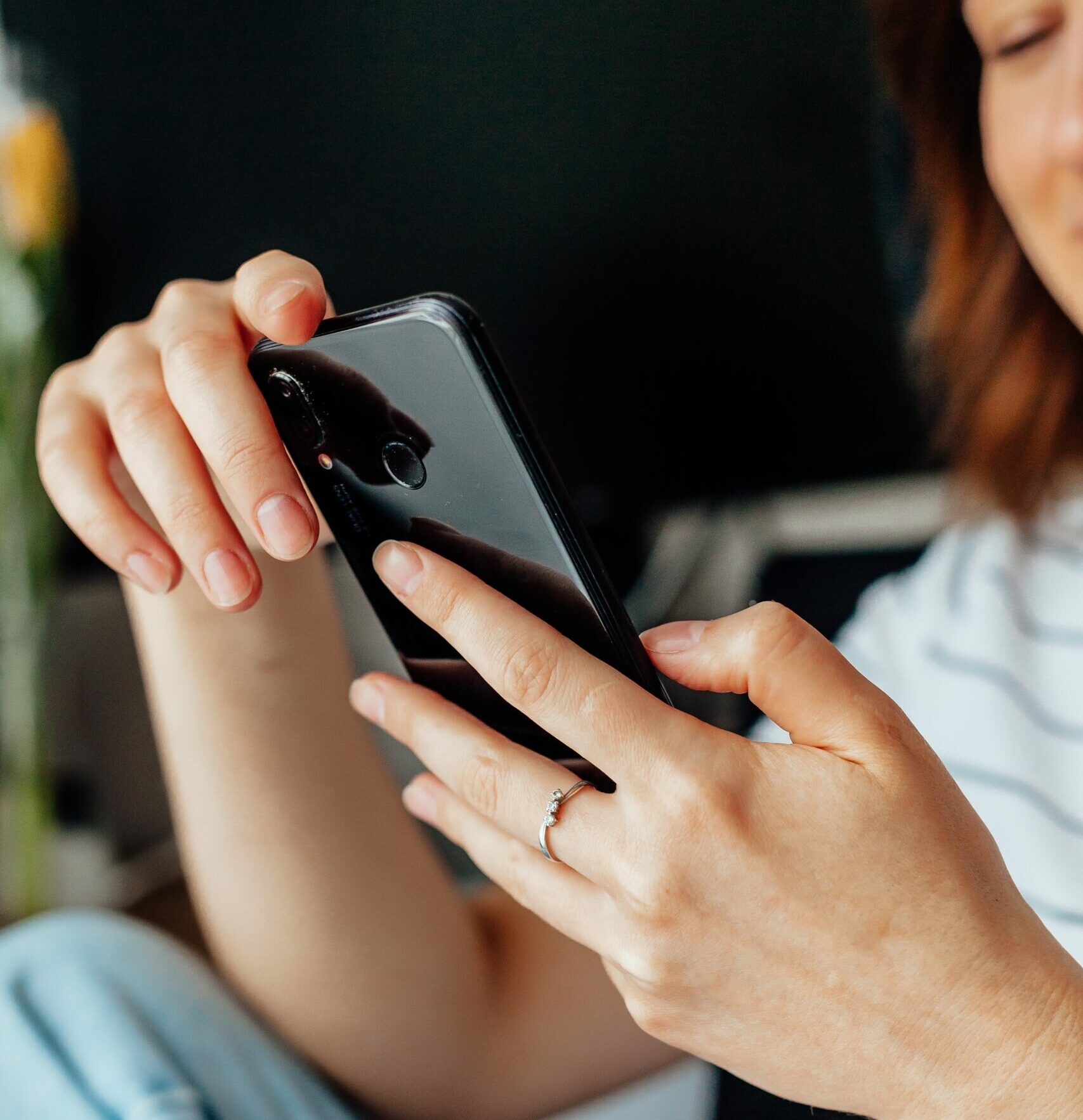 foto van een vrouw die op haar mobiel kijkt