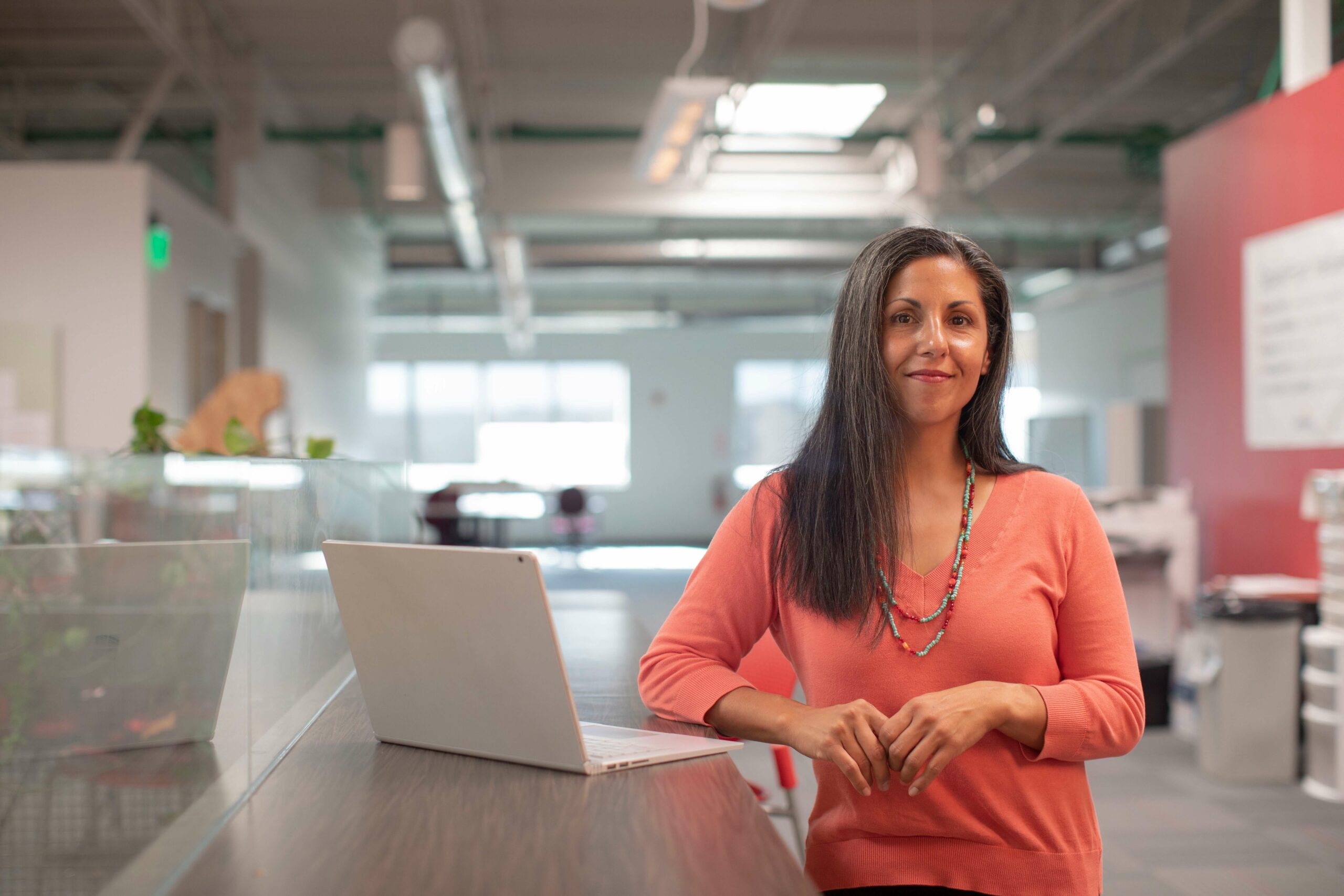 foto van een vrouw die aan bureau staat