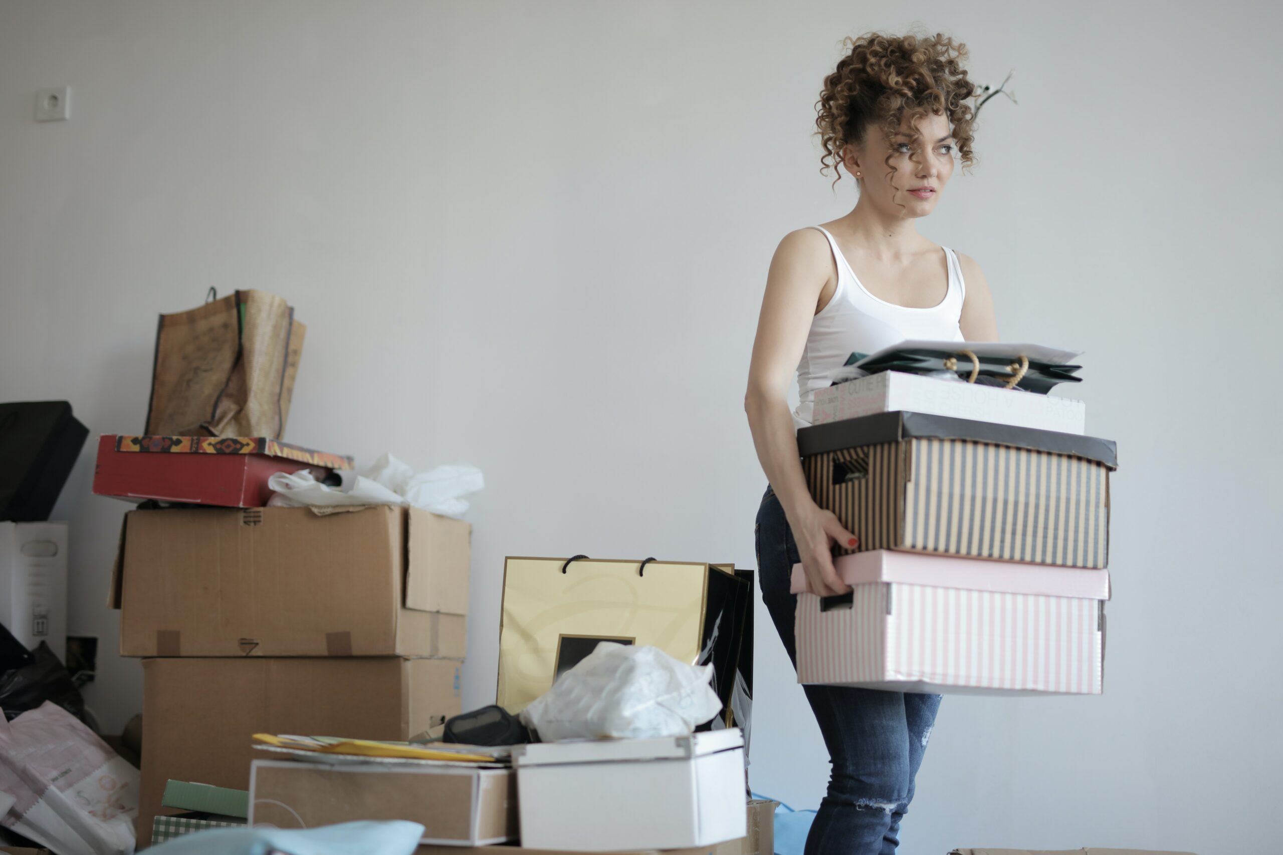 geconcentreerde vrouw met een stapel dozen in handen