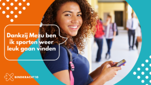 Jongedame met glimlach op haar gezicht op middelbare school