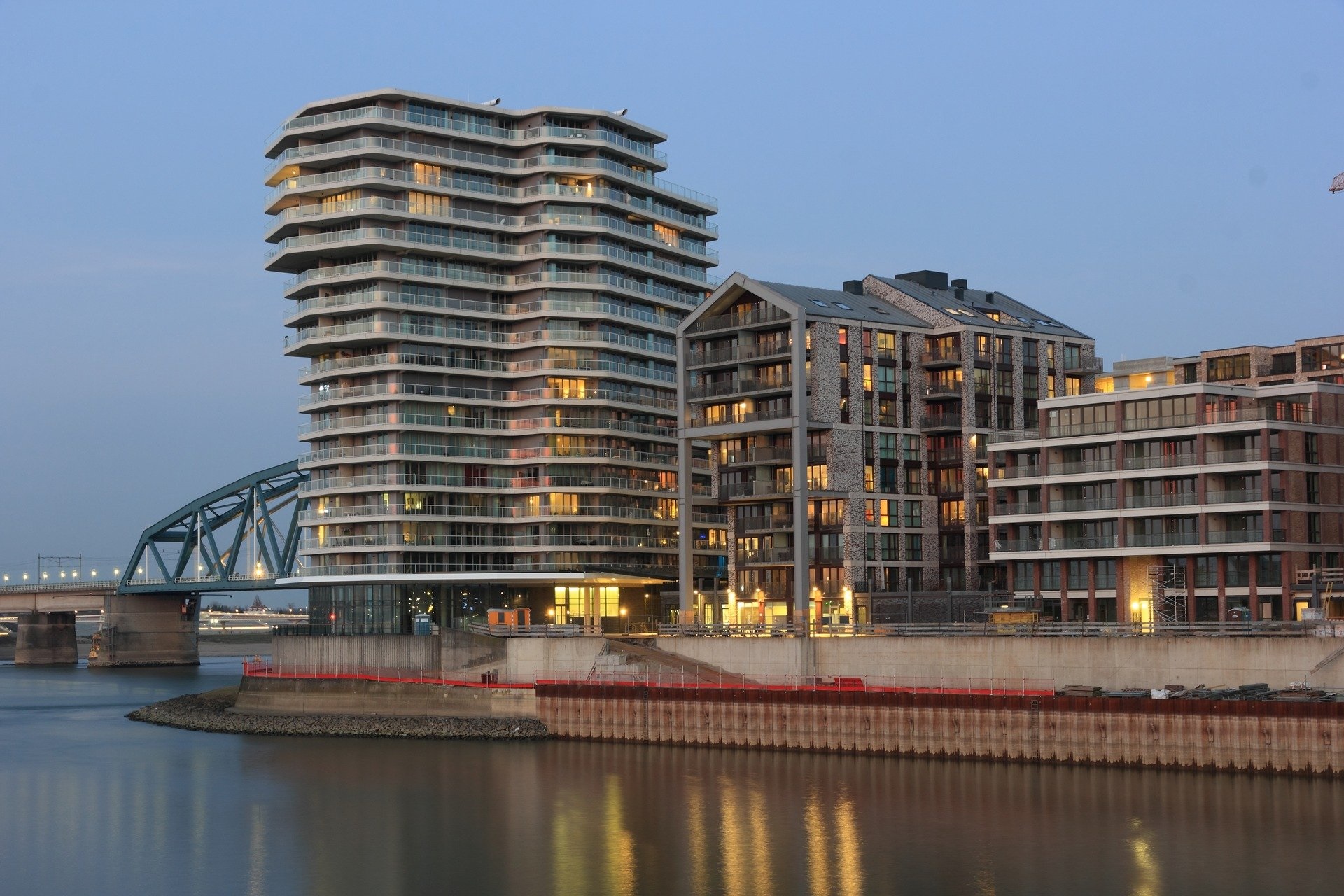 Haven in Nijmegen met ballustrade en flatgebouw