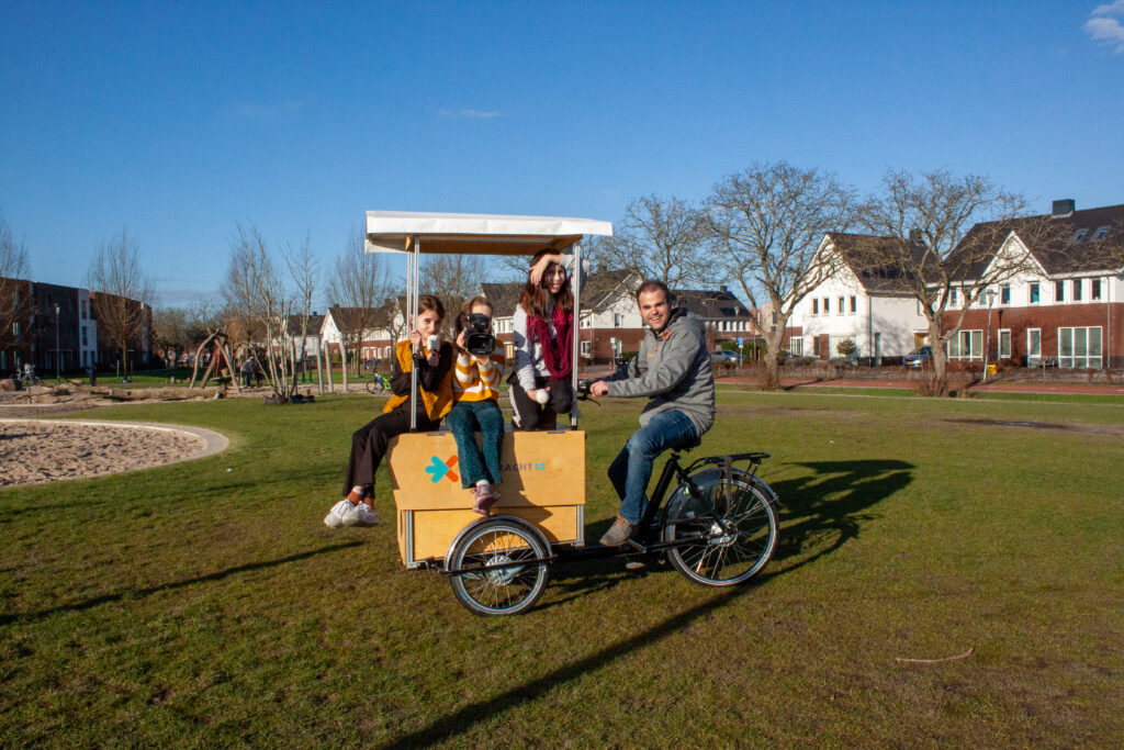 foto van kinderwerker en kinderen op de bakfiets in Nijmegen-Noord