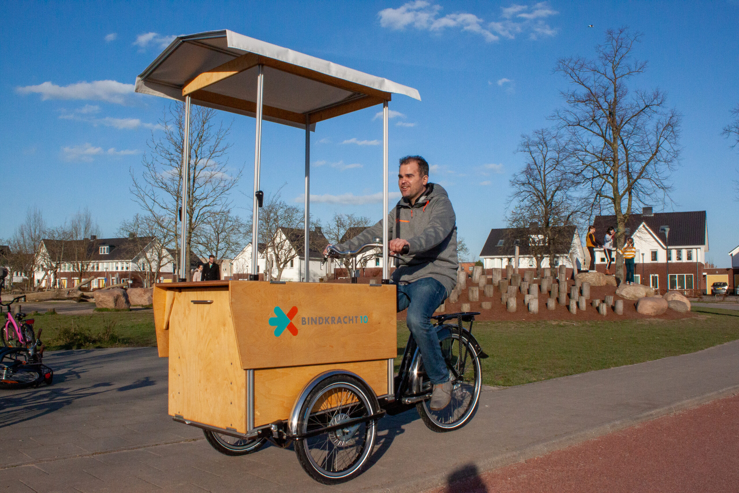 foto van kinderwerker Menno op een bakfiets