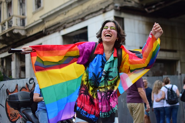 Vrouw dansend in regenboogkleding